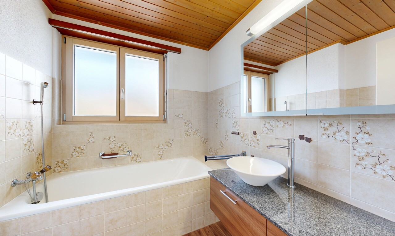 salle de bains avec lavabo (ou coiffeuse selon le contexte), évier, miroir, inside property, et wood ceiling