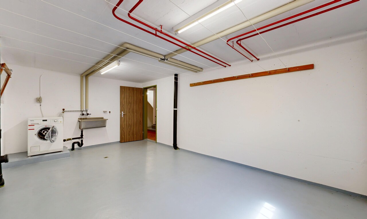 pièce vide avec cloison sèche, drywall, finished concrete floor, sol en béton, et concrete floor