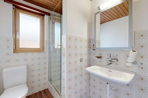 salle de bains avec inside property, toilette, salle de bain complète, douche, et natural light
