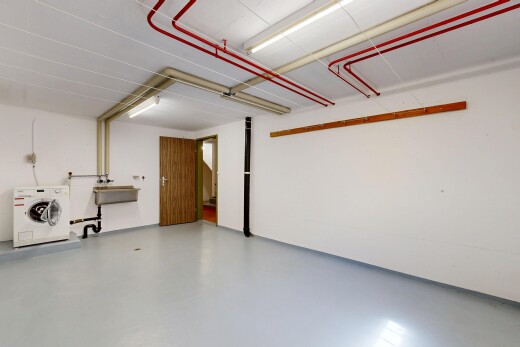 pièce vide avec cloison sèche, drywall, finished concrete floor, sol en béton, et concrete floor