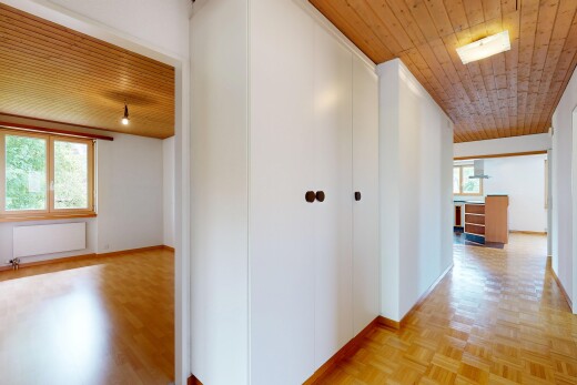 couloir avec plafond en bois, wood ceiling, inside property, sol en finition bois, et wood finish floor