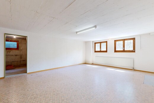 pièce vide avec inside property, natural light, lumière naturelle, sous-sol, et baseboards wall