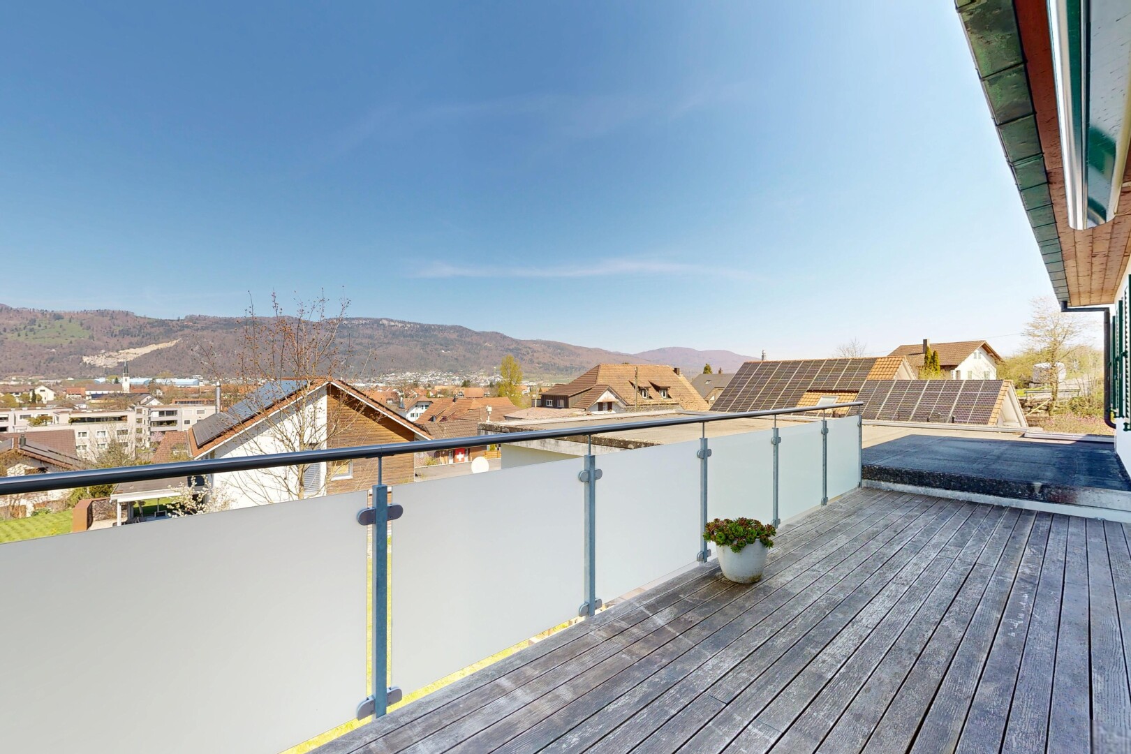 terrasse avec from property, day time, mountain view, vue sur la montagne, et residential view