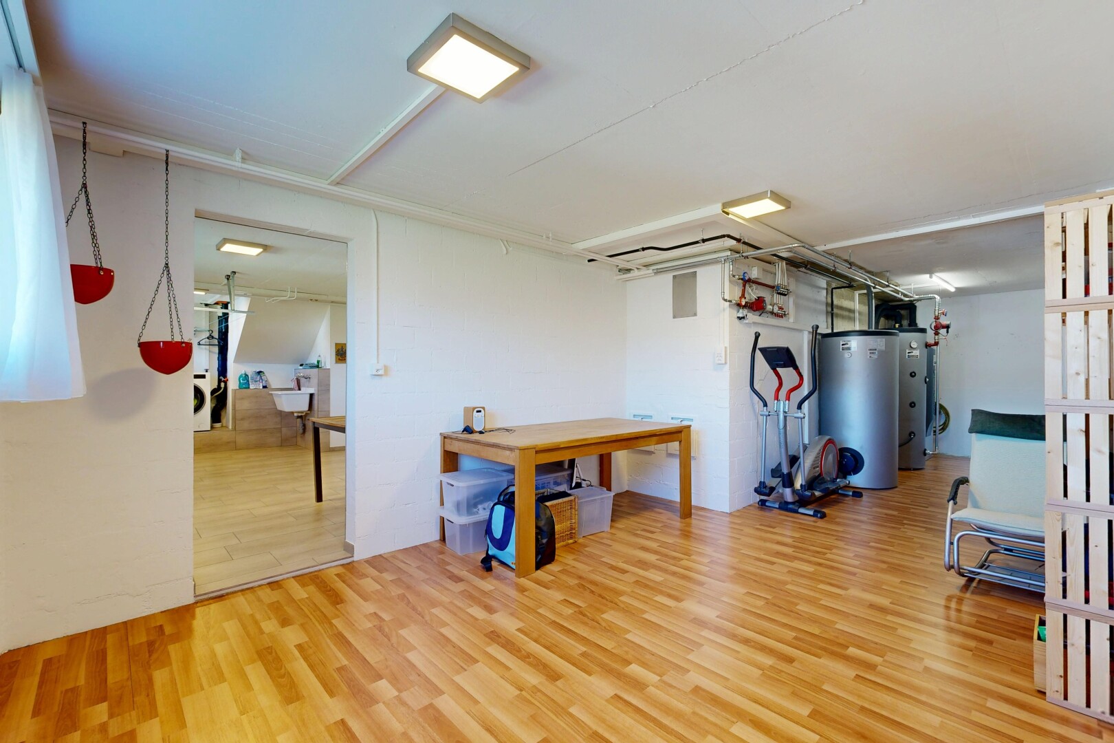 gym avec inside property, sol en finition bois, wood finish floor, cloison sèche, et drywall