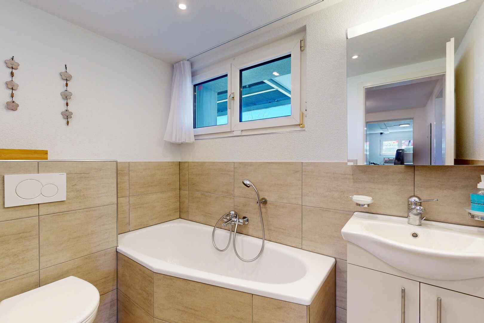salle de bains avec salle de bain complète, inside property, lavabo (ou coiffeuse selon le contexte), bain, et mur en carrelage