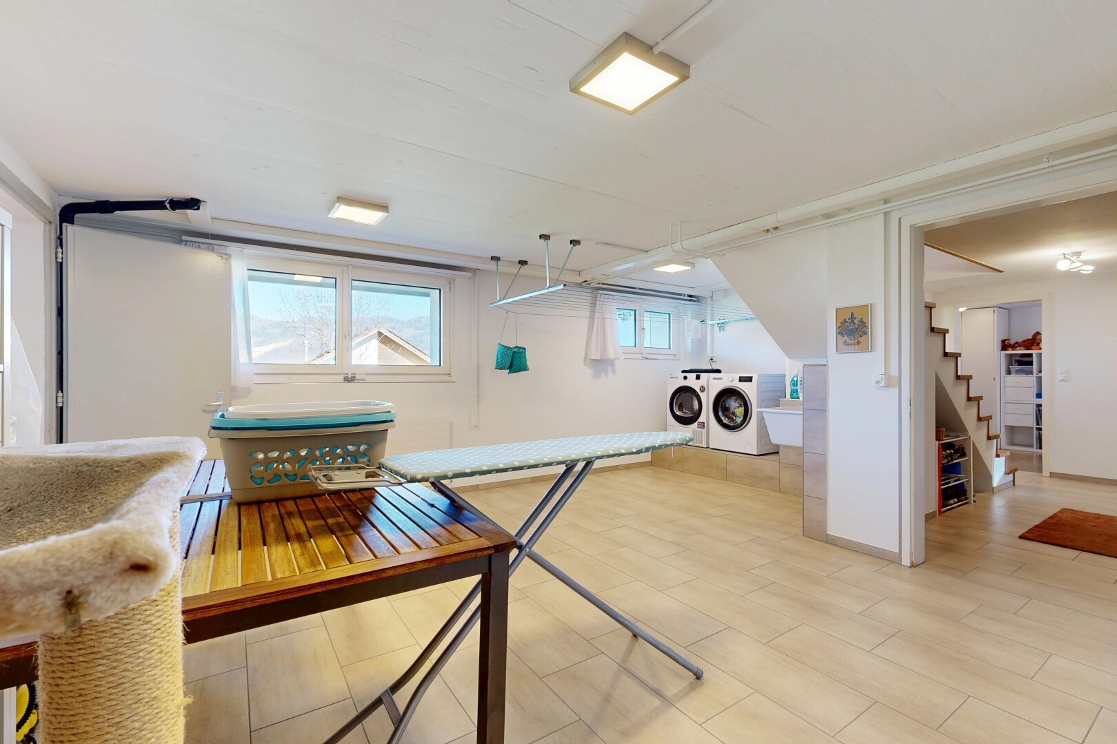 buanderie avec lumière naturelle, natural light, inside property, plafond bas, et low ceiling