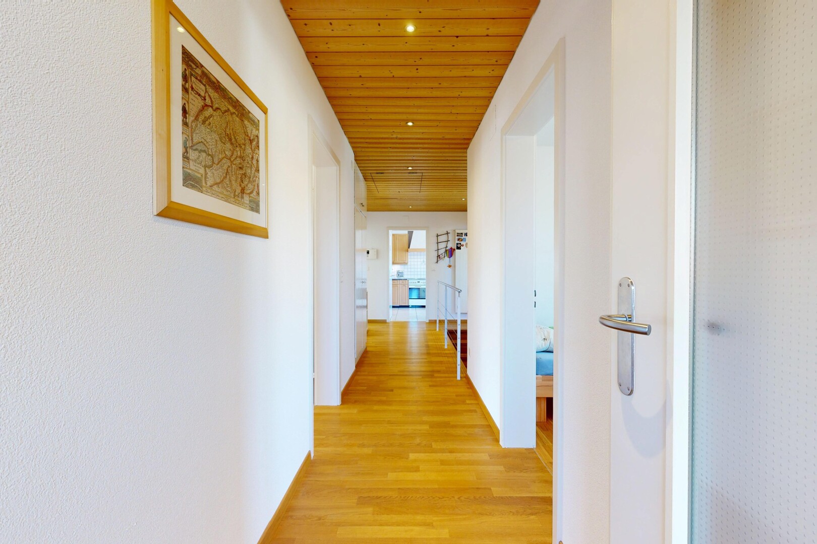 couloir avec plafond en bois, wood ceiling, sol en finition bois, wood finish floor, et inside property
