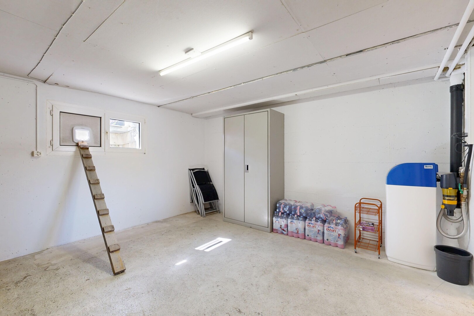 pièce vide avec inside property, cloison sèche, drywall, sous-sol, et lumière naturelle