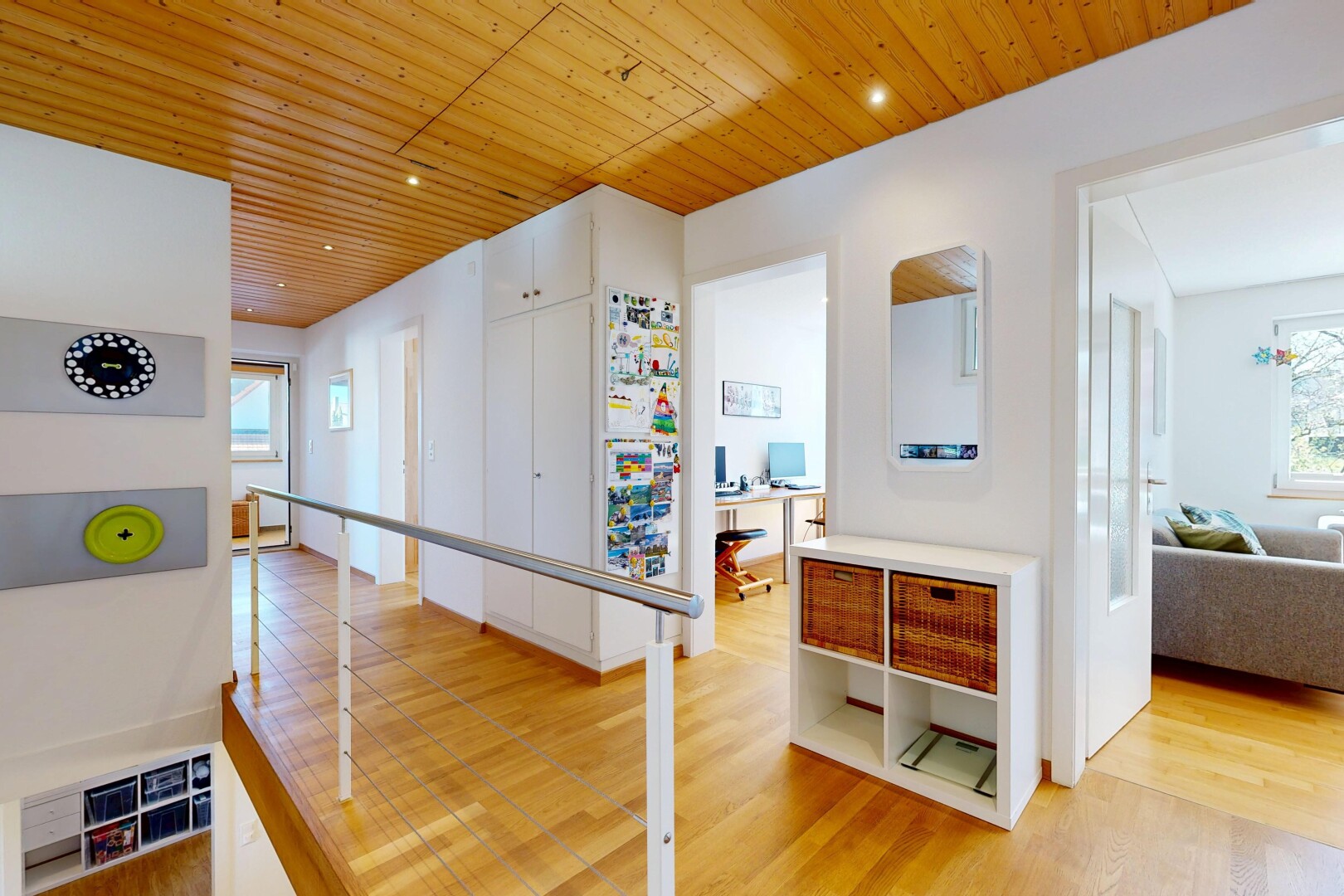 couloir avec inside property, natural light, lumière naturelle, wood finish floor, et sol en finition bois