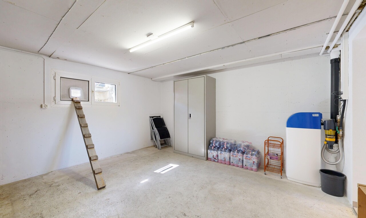 pièce vide avec inside property, cloison sèche, drywall, sous-sol, et lumière naturelle