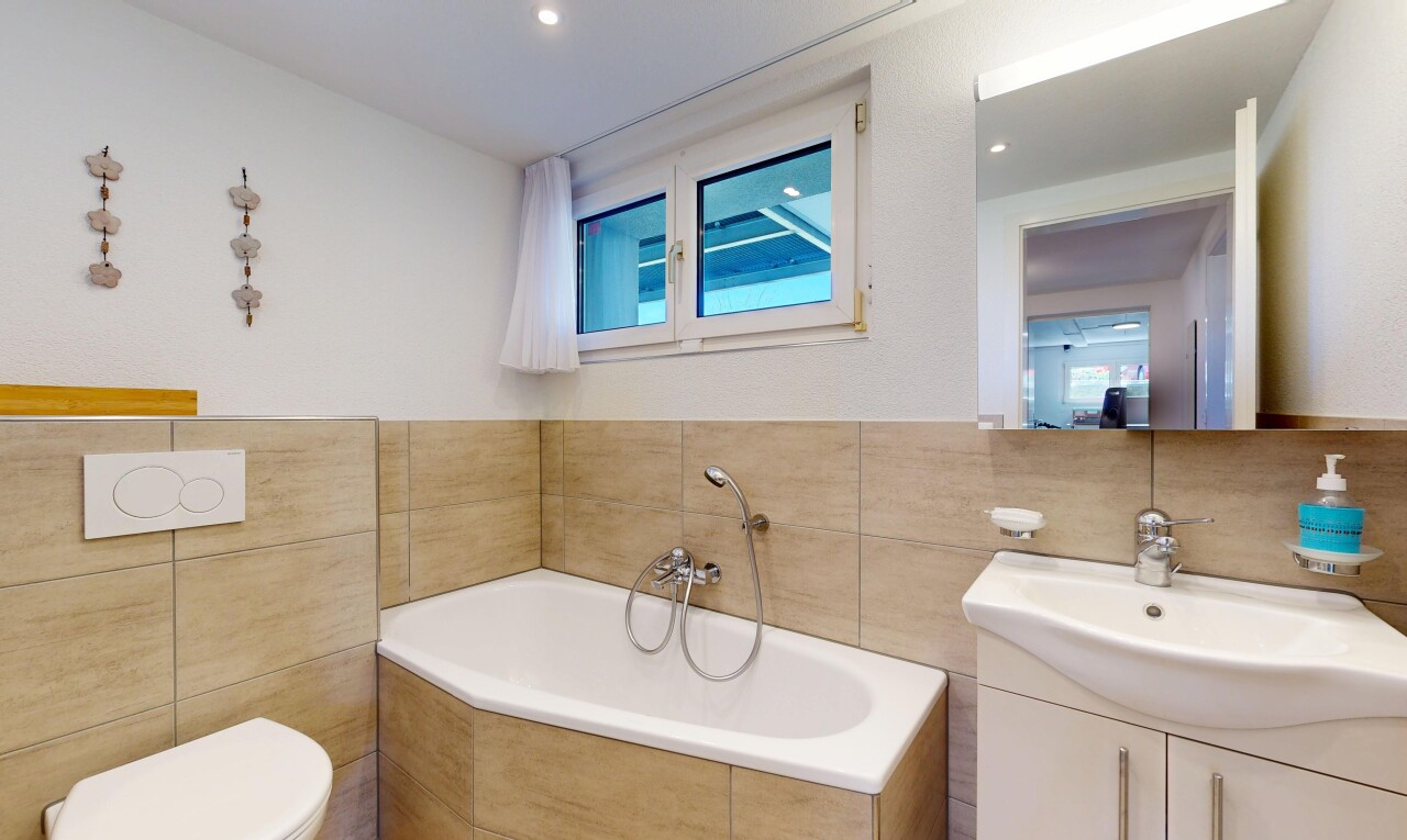 salle de bains avec salle de bain complète, inside property, lavabo (ou coiffeuse selon le contexte), bain, et mur en carrelage