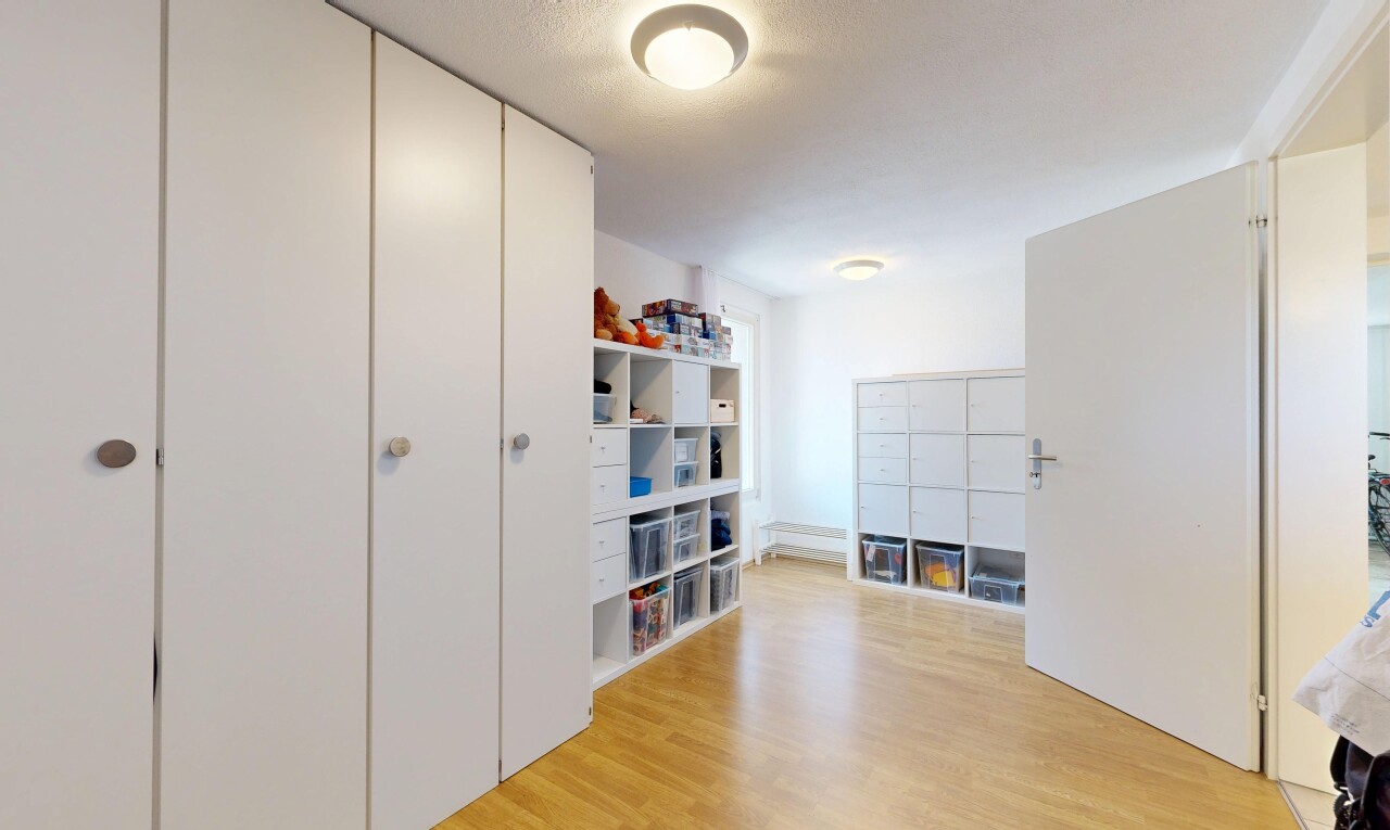 bureau avec wood finish floor, sol en finition bois, light floor, inside property, et drywall