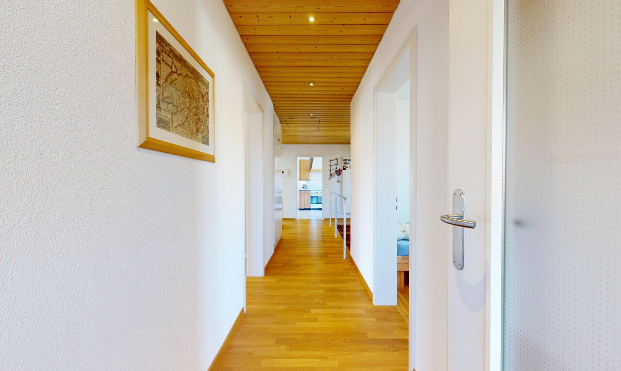 couloir avec plafond en bois, wood ceiling, sol en finition bois, wood finish floor, et inside property