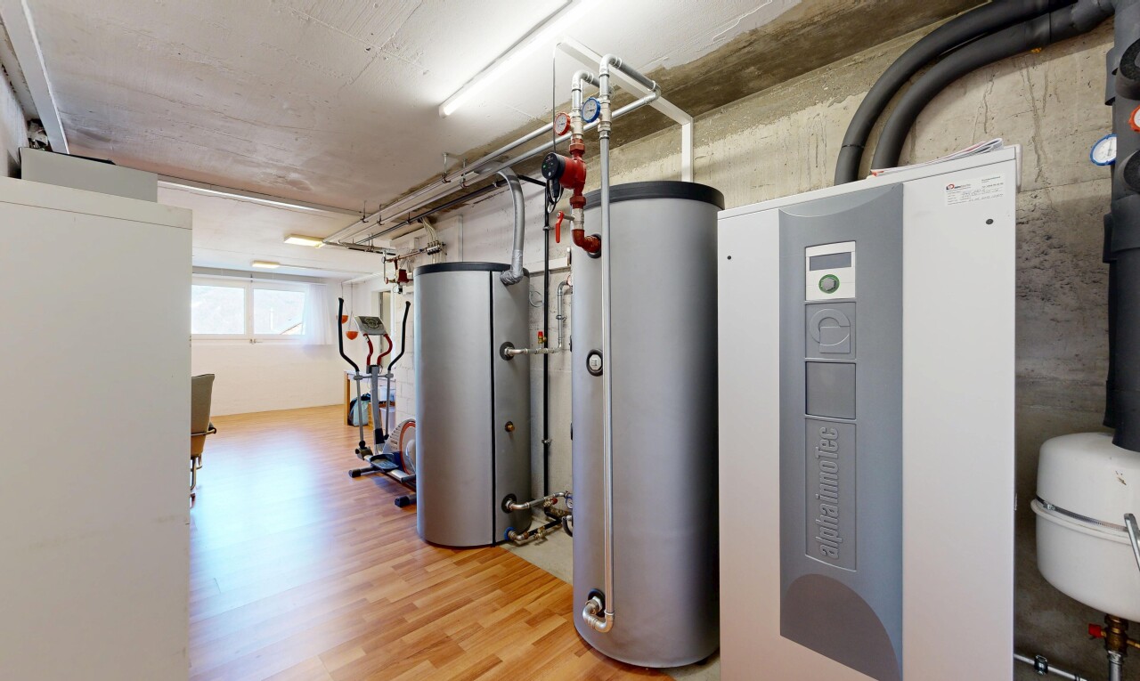 gym avec inside community, chauffe-eau, natural light, wood finish floor, et light floor