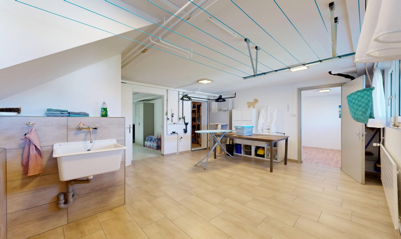 bureau avec inside property, cloison sèche, drywall, et évier