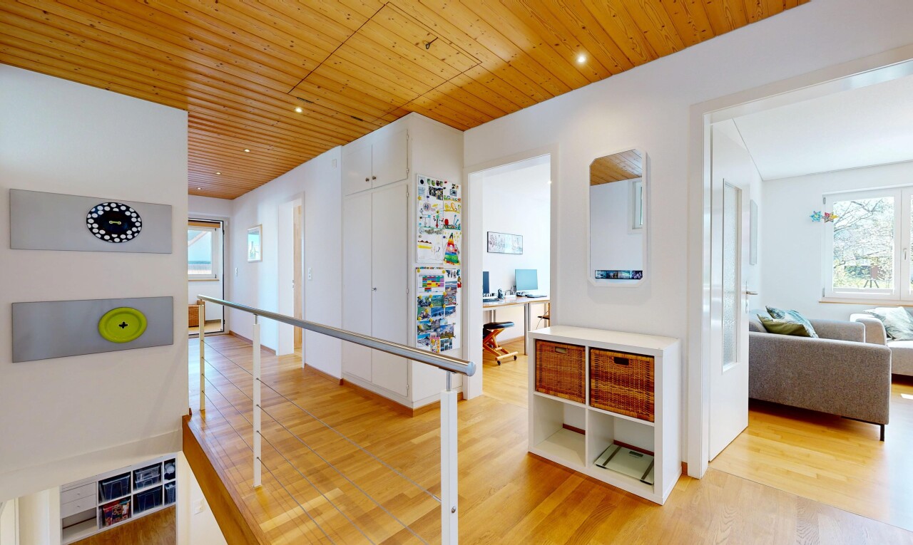 couloir avec inside property, natural light, lumière naturelle, wood finish floor, et sol en finition bois