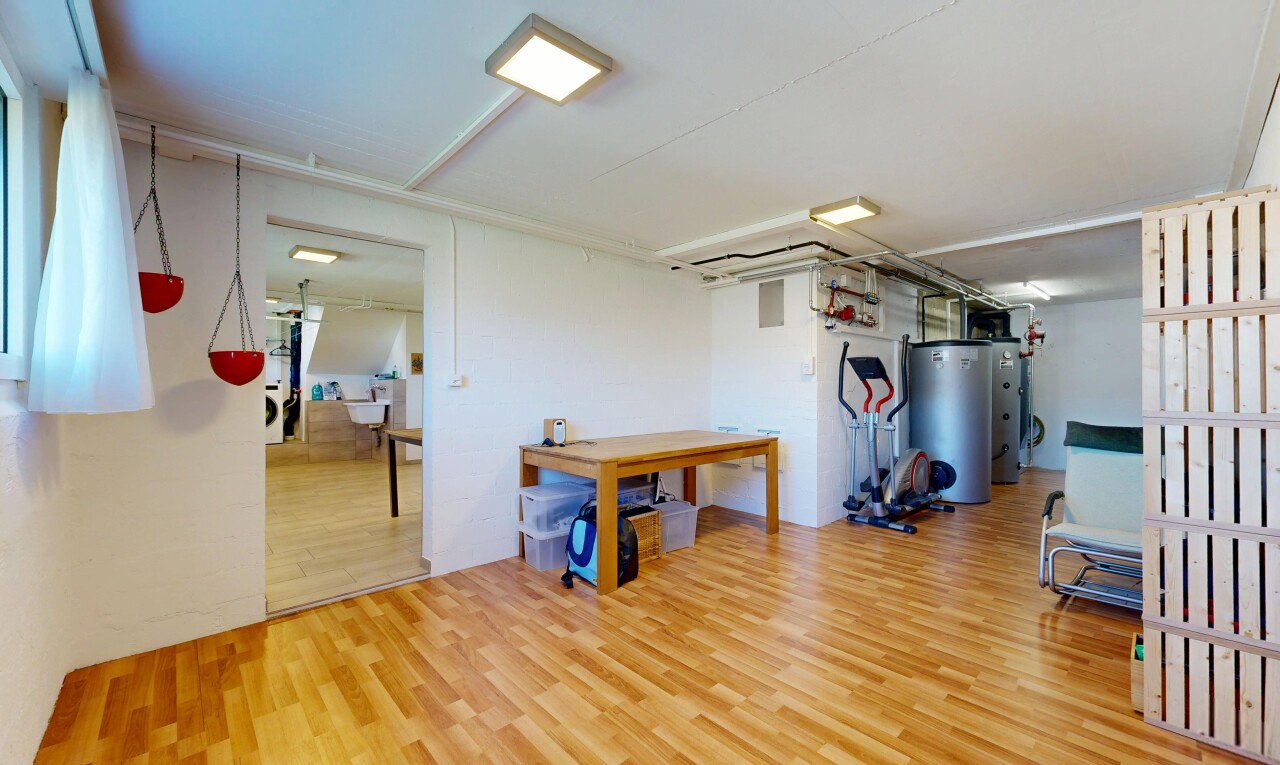 gym avec inside property, sol en finition bois, wood finish floor, cloison sèche, et drywall