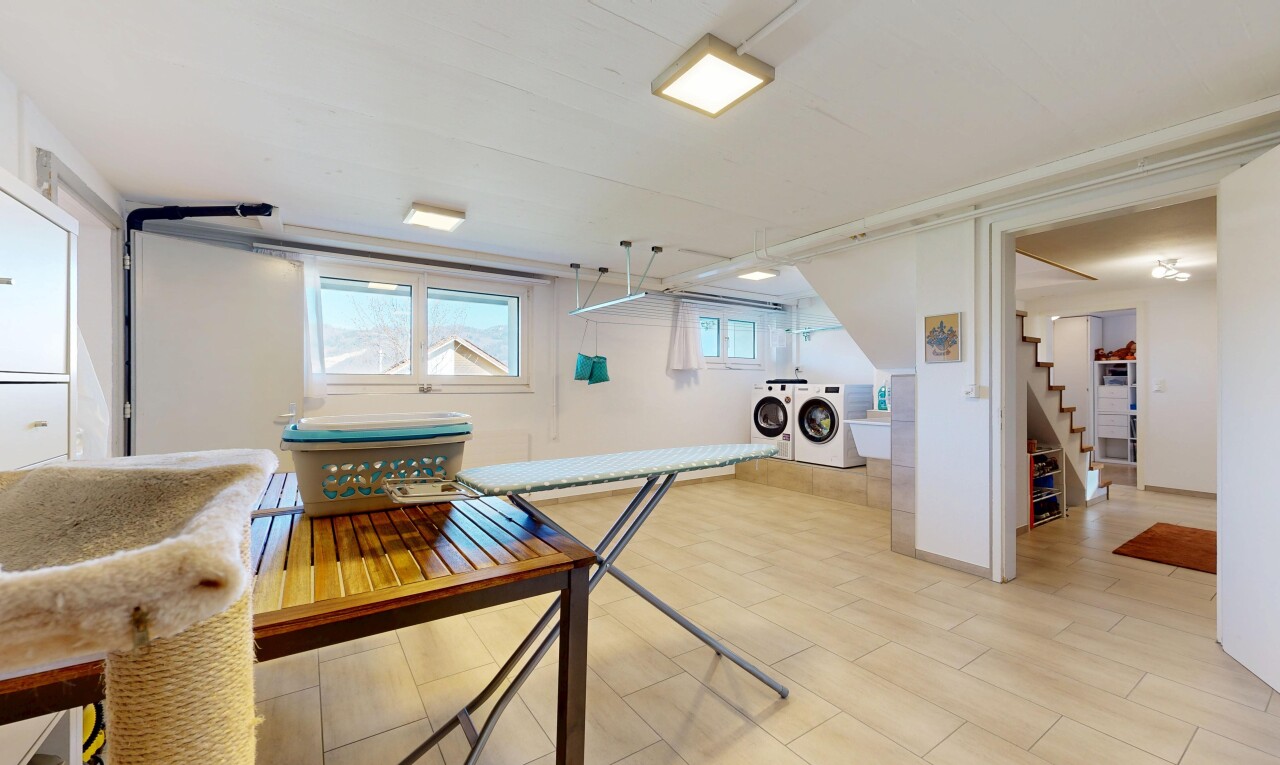 buanderie avec lumière naturelle, natural light, inside property, plafond bas, et low ceiling