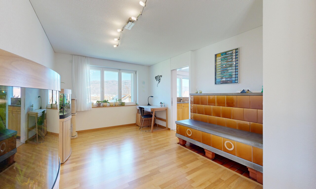 chambre avec wood finish floor, sol en finition bois, inside community, drywall, et cloison sèche