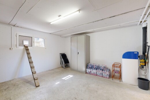 pièce vide avec inside property, cloison sèche, drywall, sous-sol, et lumière naturelle