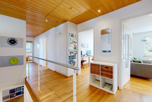 couloir avec inside property, natural light, lumière naturelle, wood finish floor, et sol en finition bois
