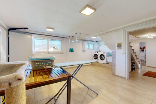 buanderie avec lumière naturelle, natural light, inside property, plafond bas, et low ceiling