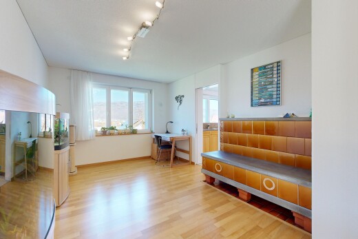chambre avec wood finish floor, sol en finition bois, inside community, drywall, et cloison sèche
