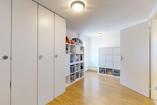 bureau avec wood finish floor, sol en finition bois, light floor, inside property, et drywall