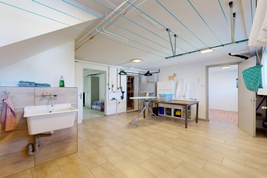 bureau avec inside property, cloison sèche, drywall, et évier