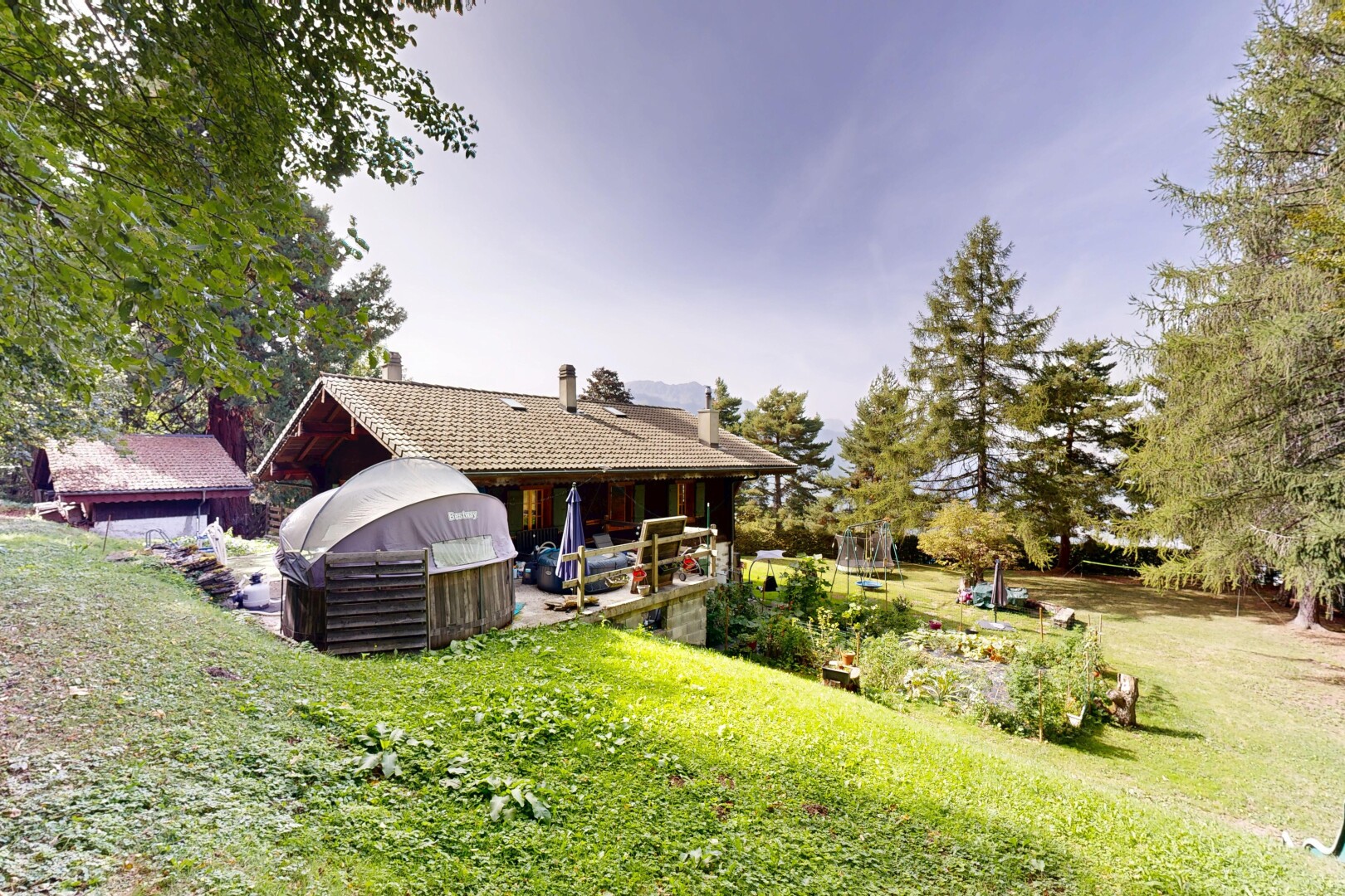 façade avec pelouse, property visible, from property, et day time