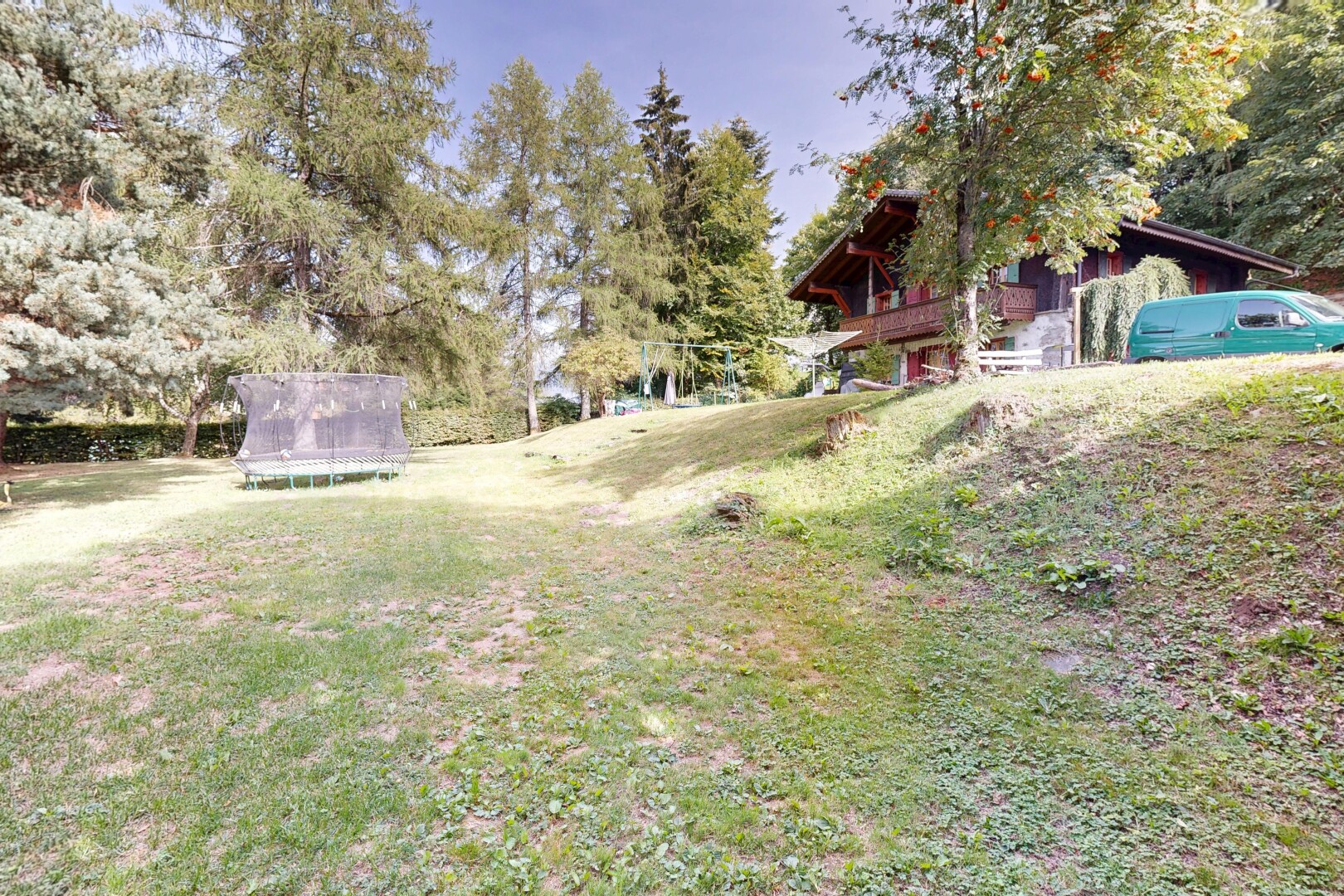 jardin avec pelouse, property visible, trampoline, et day time