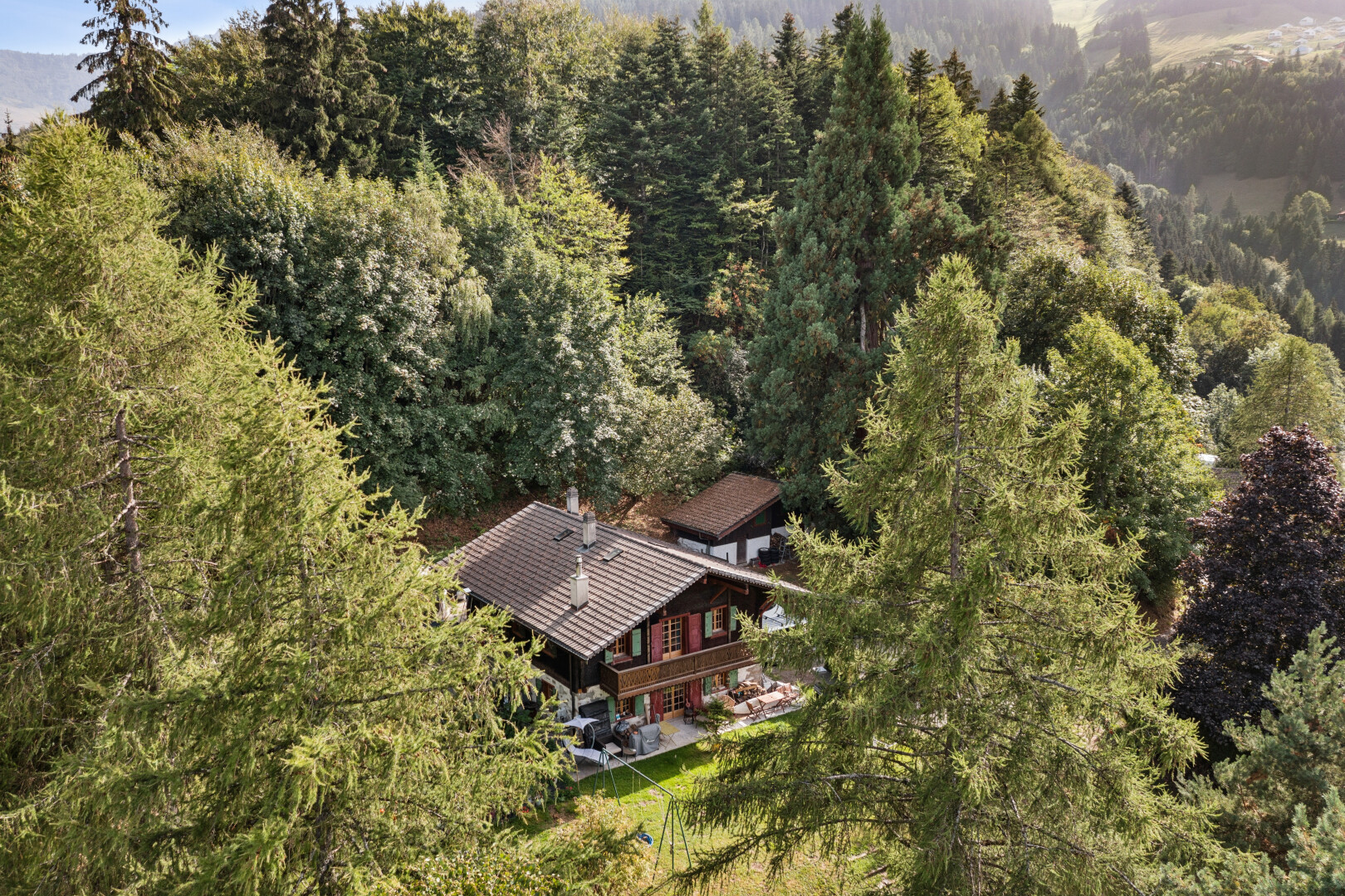 façade avec vue sur la forêt, forest view, et property visible