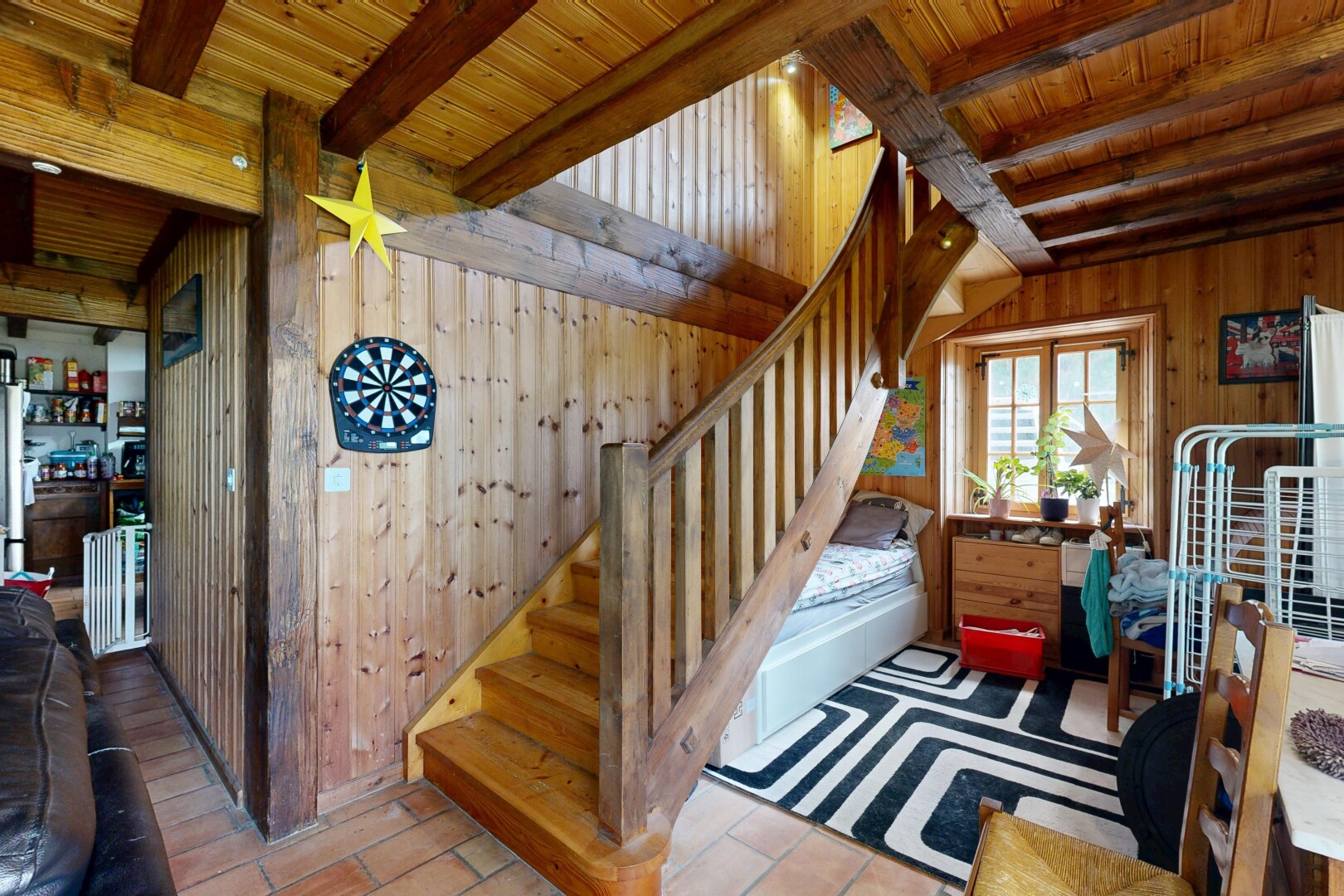 escaliers avec plafond à poutres, beamed ceiling, mur en bois, wood wall, et dated wood wall