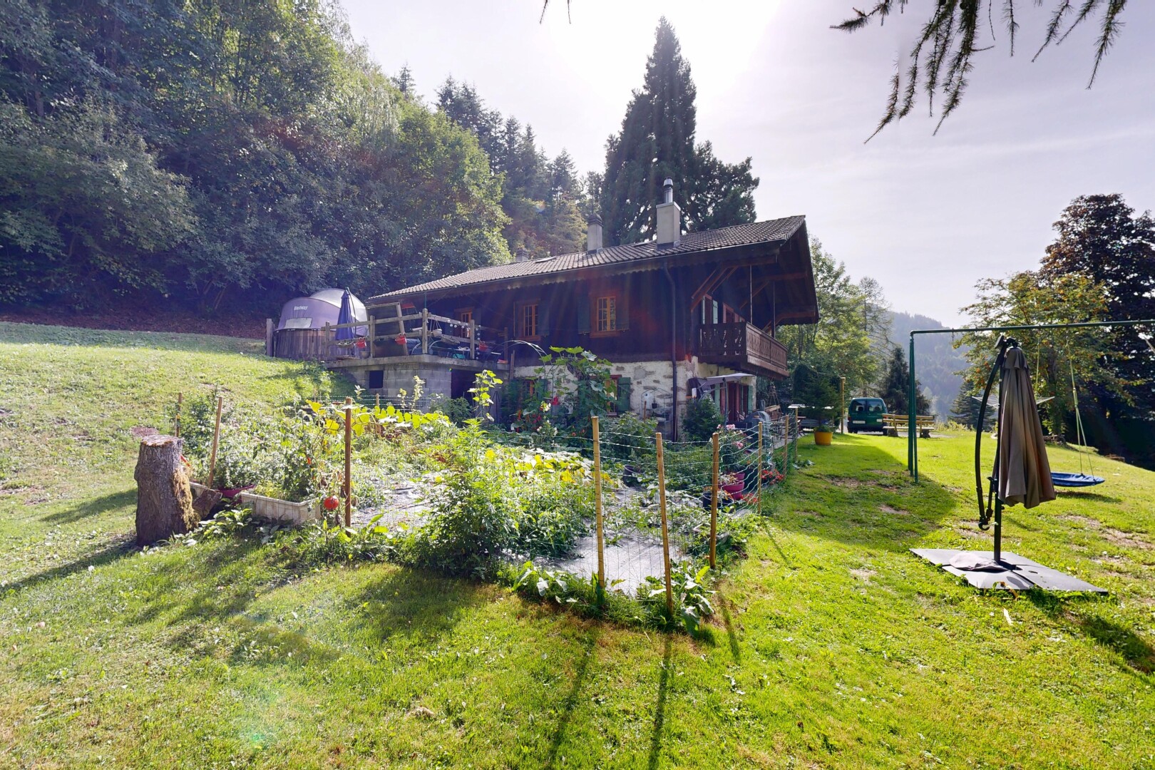 jardin avec pelouse, jardin, et property visible
