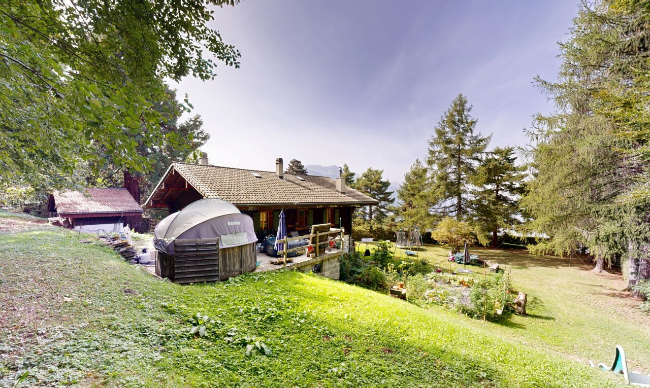 façade avec pelouse, property visible, from property, et day time