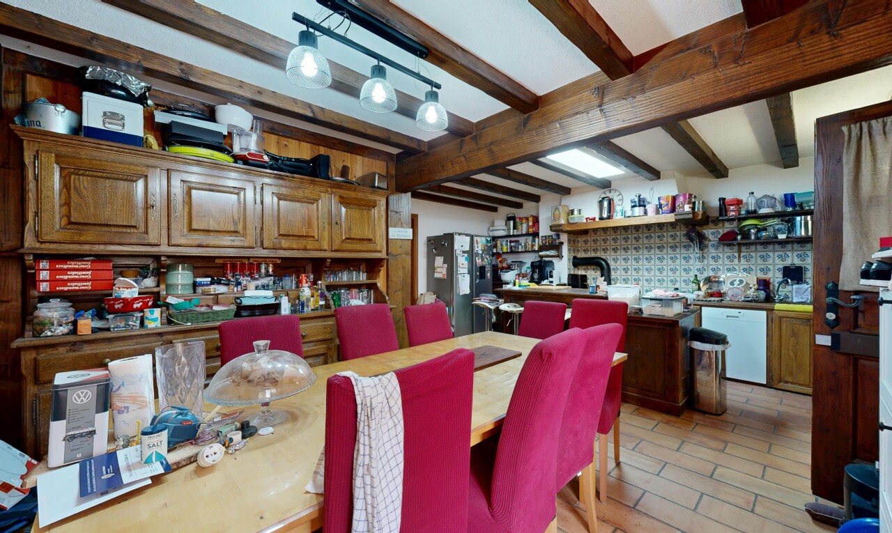 salle à manger avec beamed ceiling, plafond à poutres, high end ceiling, éclairage sur rail, et inside property
