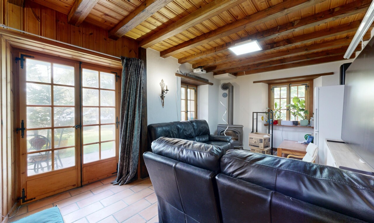 salon avec plafond en bois, wood ceiling, plafond à poutres, beamed ceiling, et poêle à bois