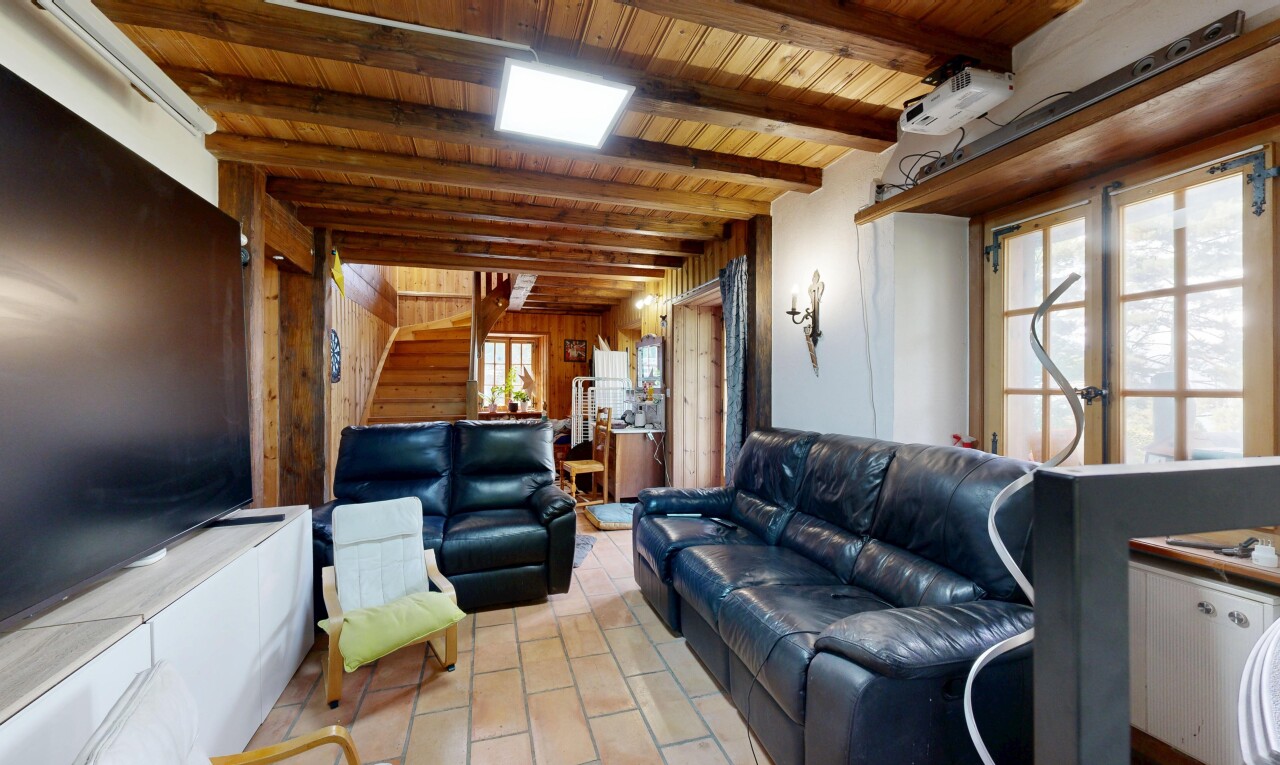 salon avec télévision, beamed ceiling, plafond à poutres, wood ceiling, et plafond en bois