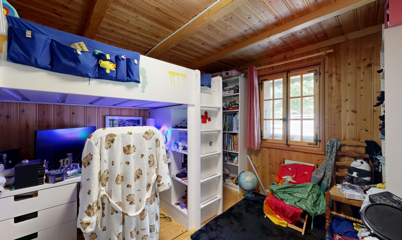 chambre avec dated wood wall, wood ceiling, plafond en bois, beamed ceiling, et plafond à poutres