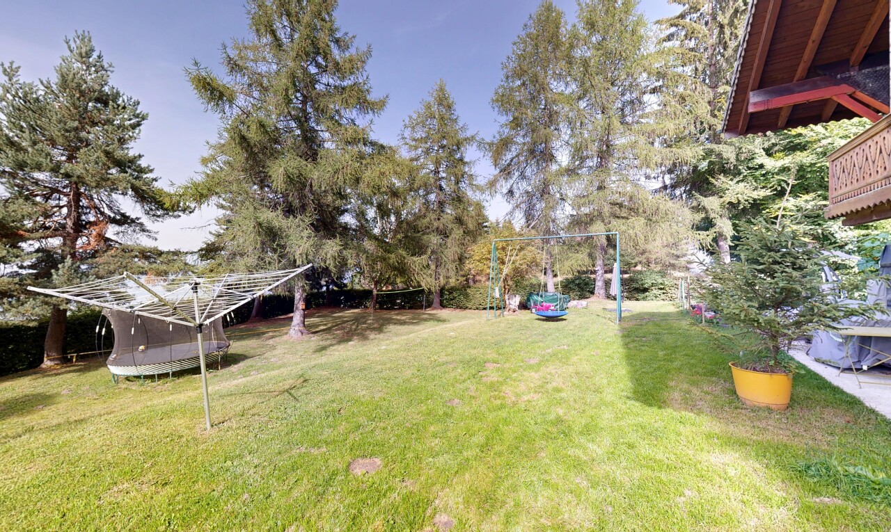 jardin avec pelouse, from property, day time, et trampoline