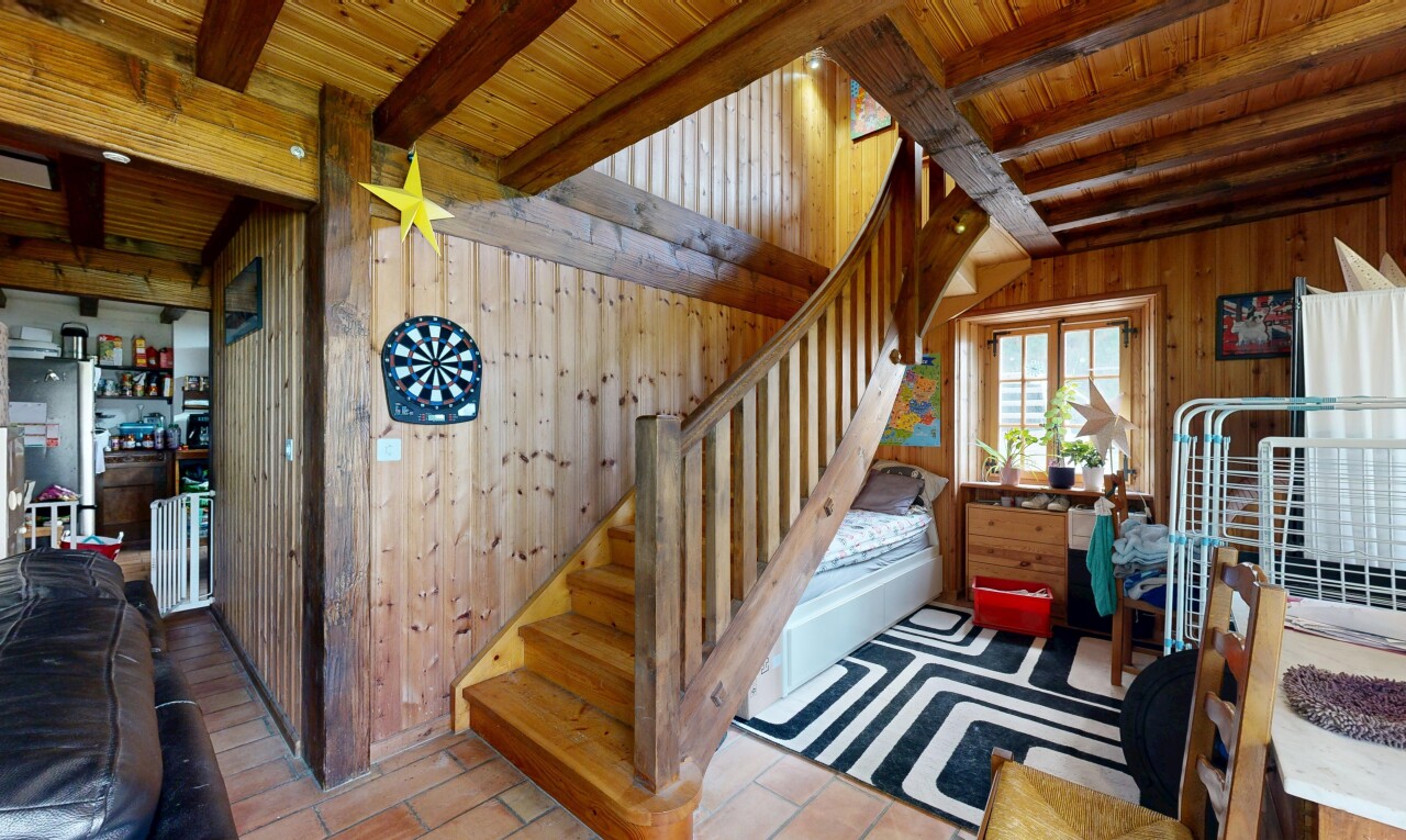 escaliers avec plafond à poutres, beamed ceiling, mur en bois, wood wall, et dated wood wall