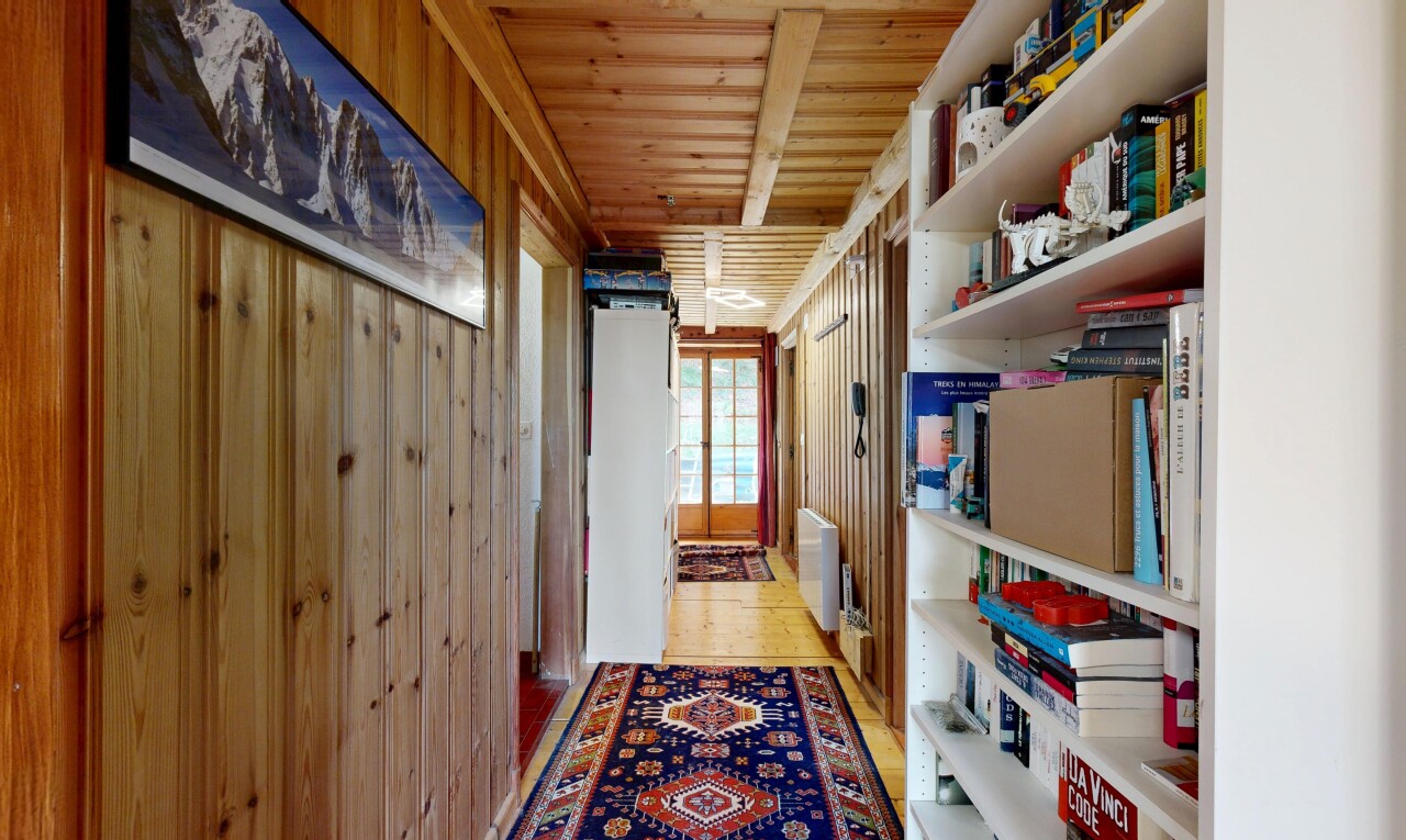 couloir avec dated wood wall, wood ceiling, plafond en bois, wood wall, et mur en bois