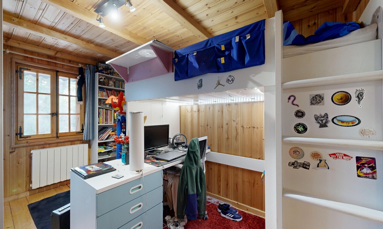 bureau avec radiateur, wood ceiling, plafond en bois, éclairage sur rail, et télévision