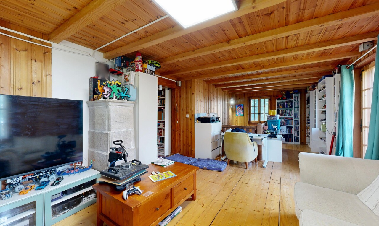 salon / salle à manger avec plafond à poutres, beamed ceiling, plafond en bois, wood ceiling, et télévision