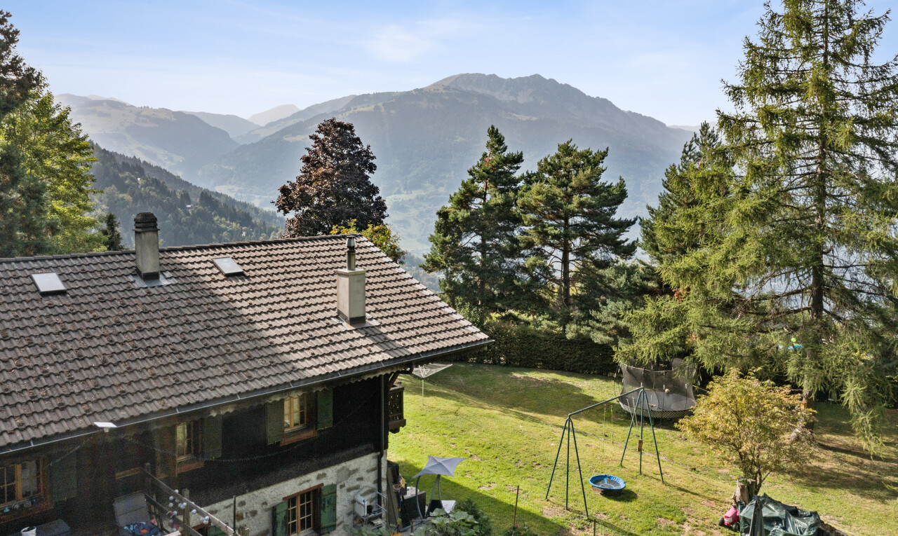 vue sur la montagne avec vue sur la montagne, mountain view, property visible, drone view, et day time