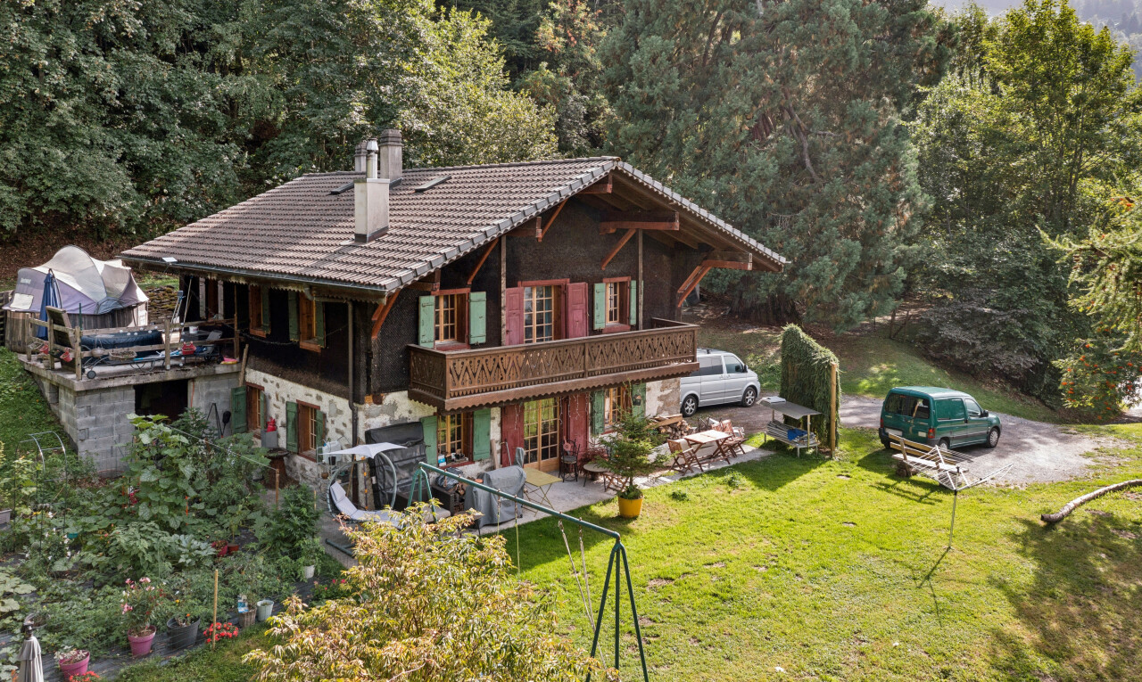 façade avec pelouse, aire de stationnement, property visible, toit en tuiles, et cheminée