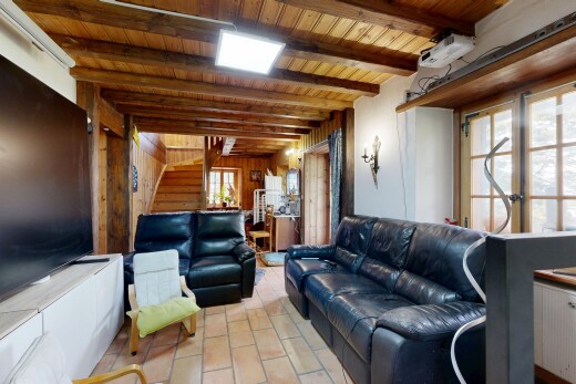 salon avec télévision, beamed ceiling, plafond à poutres, wood ceiling, et plafond en bois