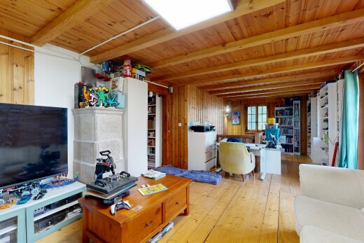 salon / salle à manger avec plafond à poutres, beamed ceiling, plafond en bois, wood ceiling, et télévision