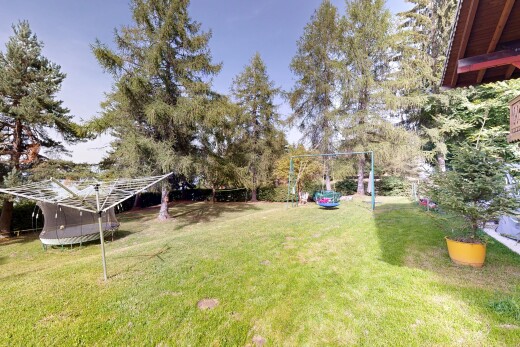 jardin avec pelouse, from property, day time, et trampoline