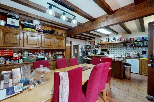 salle à manger avec beamed ceiling, plafond à poutres, high end ceiling, éclairage sur rail, et inside property